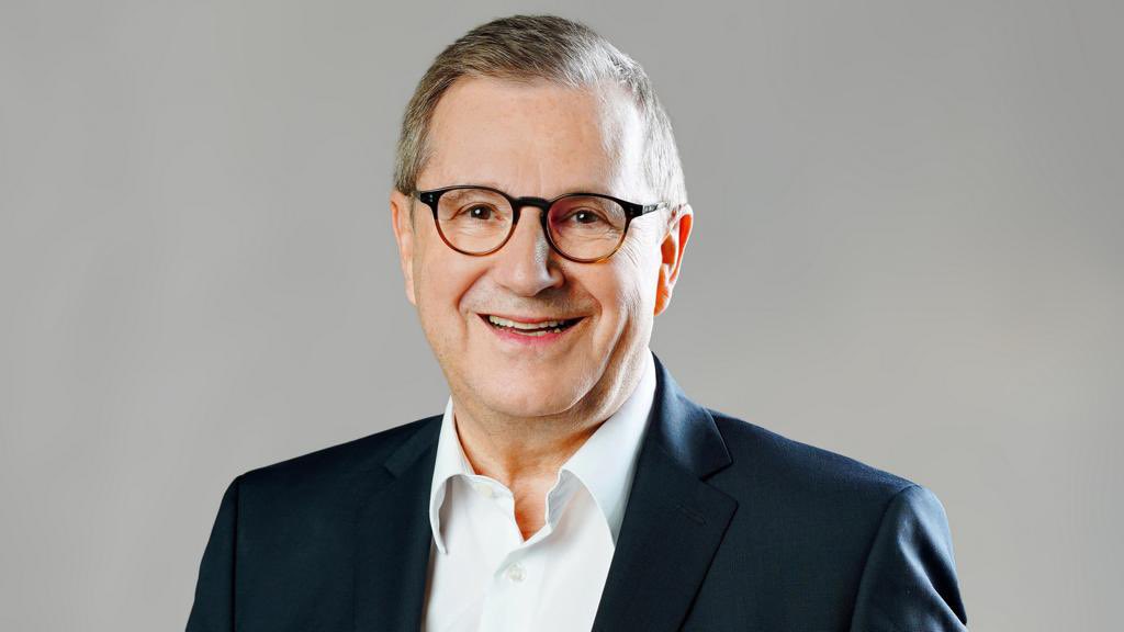 RTL_com's tweet photo. .@JanHofer, langjähriger Chefsprecher der „Tagesschau“, wird Anchorman einer neuen wochentäglichen Nachrichtensendung im Hauptabendprogramm von RTL. Damit bauen wir unser Newsangebot rund um #RTLAktuell weiter aus. Weitere Details dazu im Sommer 2021... https://t.co/T2TB2hAMZC