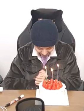 HRJFEED's tweet photo. HAPPY BIRTHDAY TO RENJUN 🥳 https://t.co/yMY6VqpfAF