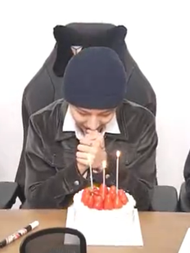 HRJFEED's tweet photo. HAPPY BIRTHDAY TO RENJUN 🥳 https://t.co/yMY6VqpfAF