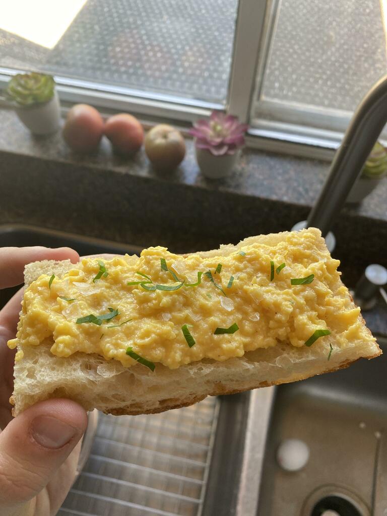 [homemade] Homemade focaccia with soft scramble (Gordon Ramsay method) finished with flakey salt and fresh parsley from the garden. #viral #trending #foodie #foodblogger #foodphotography #ff #tbt #ico https://t.co/97FXnL3EvS