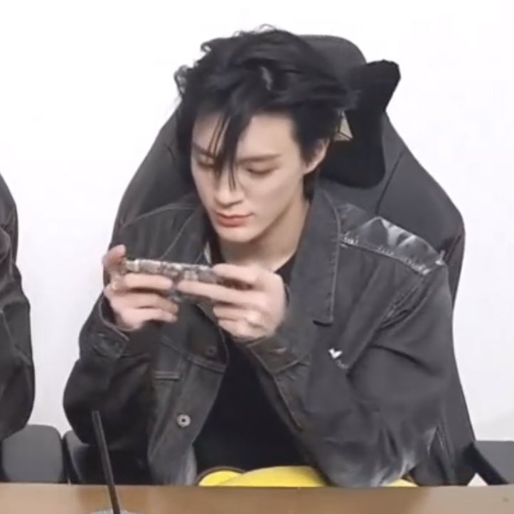 LJNFEED's tweet photo. gamer jeno!! pubg pro-player is back! https://t.co/HBYOzkqKlB