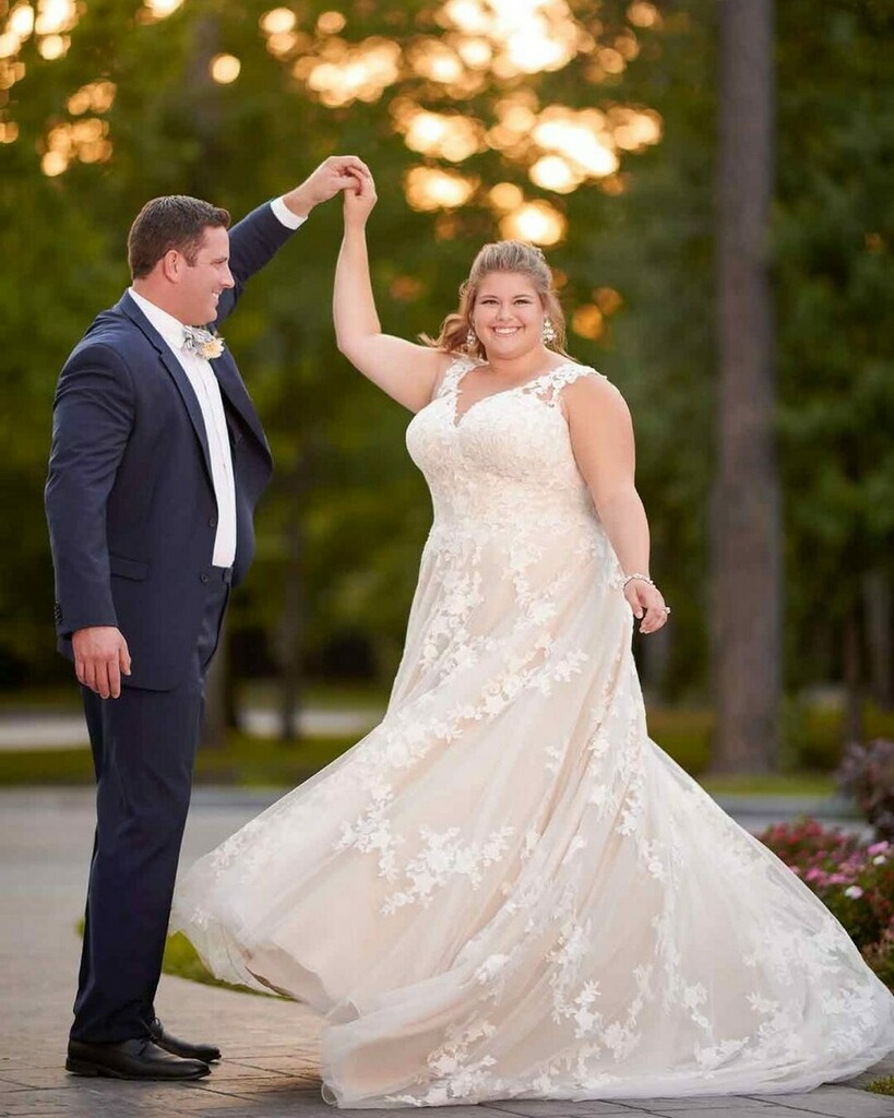 PLUS SIZE A-LINE WEDDING DRESS - Stella York no.6649

This plus-size wedding dress is a girly-girl’s dream come true! In a relaxed A-line shape, this wedding dress by Stella York was inspired by a walk through a rose garden. Flower-powered lace all throu… instagr.am/p/CMzcvmbIfJ5/