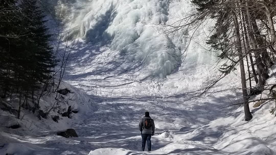 While most are still frozen, spring's warmer weather will begin to thaw these beauties. (Trails will continue to have mixed conditions of ice, mud, and snow, so plan ahead when venturing out). 📷: @ourtravellinghome (Arethusa Falls) #WaterfallWednesday #whitemountains