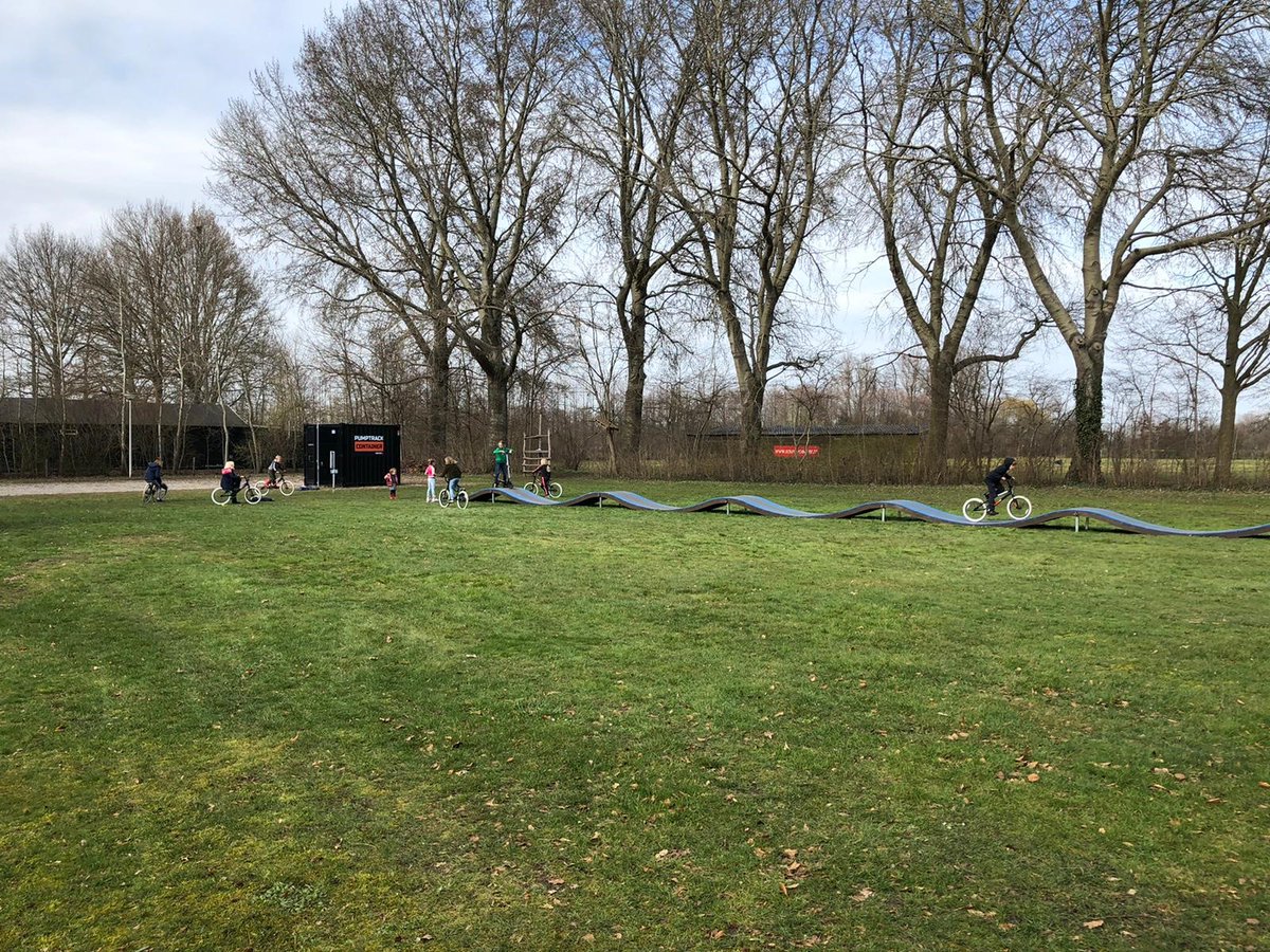 🚲 De mobiele pumptracktoer is vorige week weer van start gegaan! De pumptracktoer bestaat uit een pumptrackcontainer met mobiele pumptrackbaan, fietsen en helmen. De baan ligt nu in Zieuwent, bij sportveld de Waareise.
oostgelre.nl/actueel/nieuws….