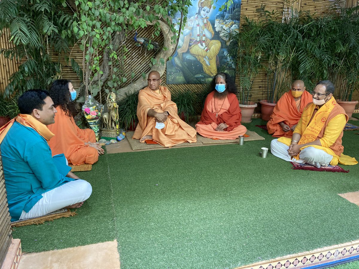 DrChinmayP's tweet photo. आज सुबह कुम्भ कांक्लेव के उद्घाटन सत्र में अनेकों गणमान्य अतिथियों के सानिध्य में धर्म संस्कृति एवं विकास के विषयों पर चिंतन मनन किया। https://t.co/BwluNeFmGC