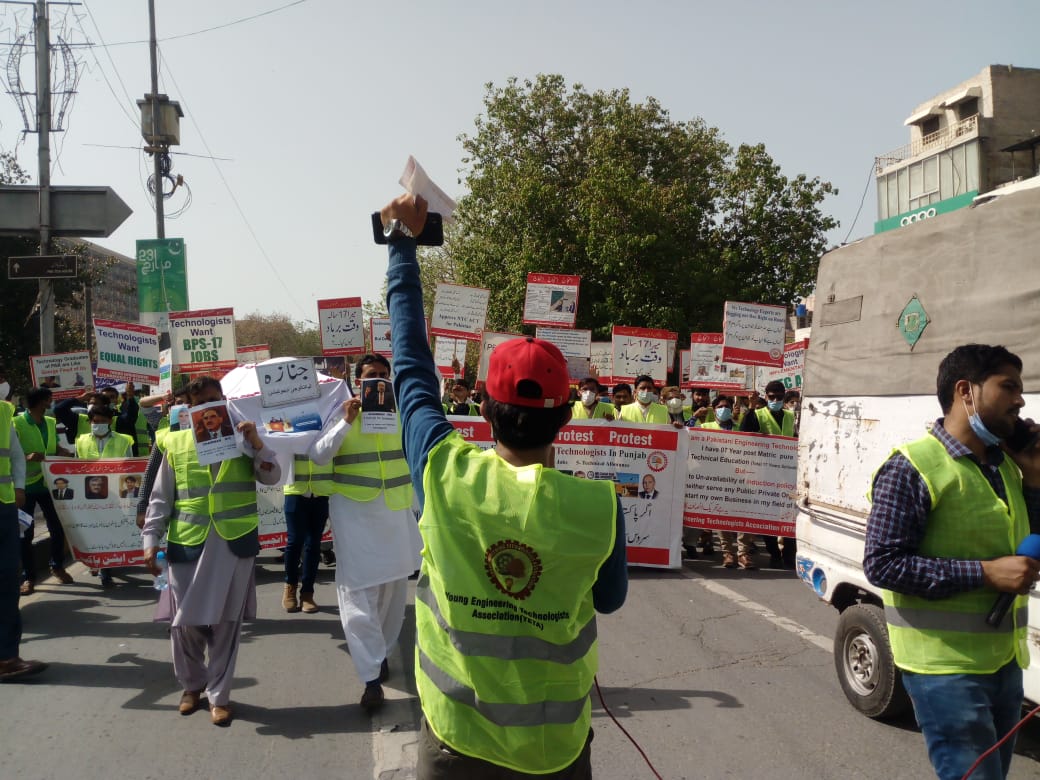 AET_kpk's tweet photo. انجنئیرنگ ٹیکنالوجی (بی ٹیک ہولڈرز) آج 24 مارچ کو سڑکوں پر۔۔۔
لہٰذا حکومت وقت اپنی انصاف کے دعوے کرنے کے مطابق ٹیکنالوجسٹ کمیونٹی کے دیرینہ مسائل حل کرے، کیونکہ ہم اپنے مسائل کے پر امن حل کیلئے اسلام آباد میں دھرنا دینے کیلئے تیار ہیں۔۔۔
💪💪💪
@PTIofficial 
@hecpkofficial https://t.co/I5SCgu2Zap