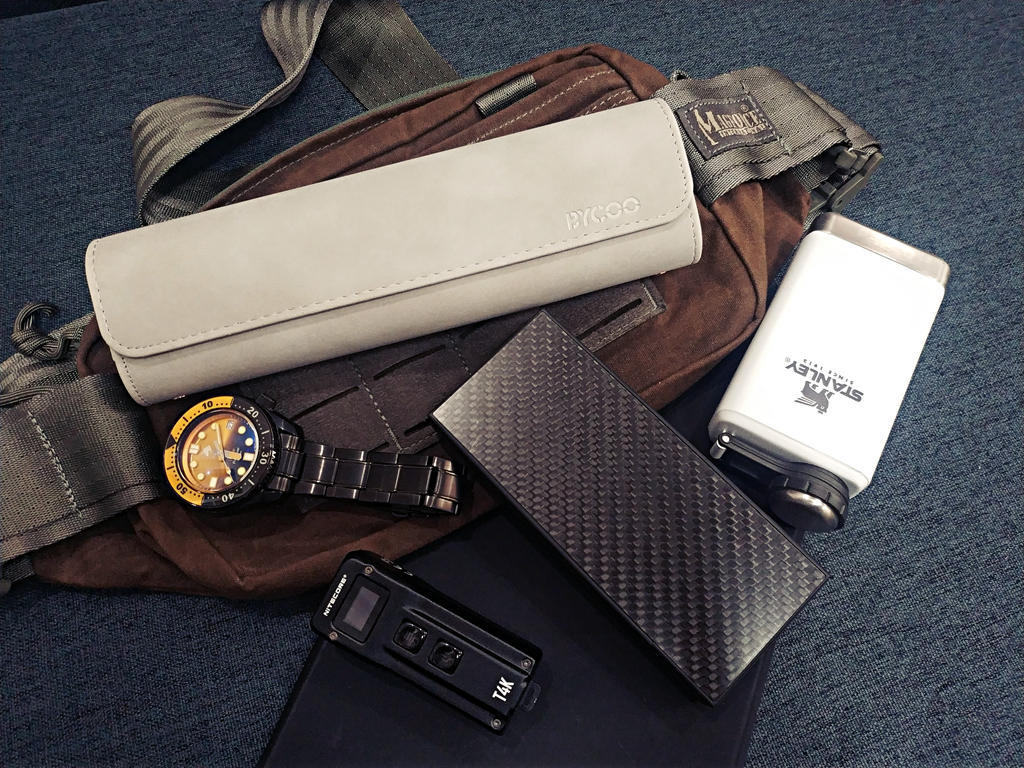 Daisy77051's tweet photo. The #NB20000 breaks my stereotype of a heavyweight in a 20000mAh power bank. It can be more lightweight and compact, far beyond your imagination🤲
.
.
#powerbank #NB10000 #NB5000 #ultalight #hiking #camping #outdoor #adventur https://t.co/vwHFVVlVMC