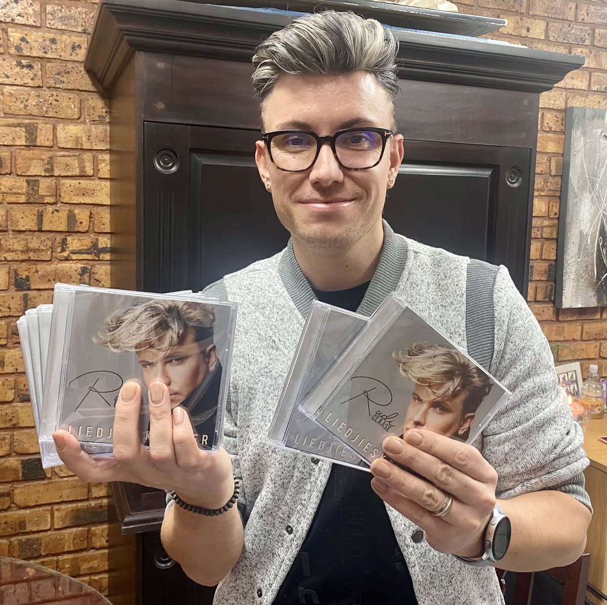 Rudi Claase (@rudiclaase) on Twitter photo Kyk wat ek nou net ontvang!!! #woordeloos #liedjieskrywer <a href="/AfrikaansM/">Afrikaanse Musieknuus</a> <a href="/BosveldStereo/">Bosveld Stereo 107.5</a> <a href="/OvervaalStereo/">Overvaal Stereo 96.1</a> <a href="/Christien_DK/">Christien De Klerk Marketing</a> <a href="/kliphard_sabc2/">Kliphard_sabc2</a> Kyk wat ek nou net ontvang!!! #woordeloos #liedjieskrywer <a href="/AfrikaansM/">Afrikaanse Musieknuus</a> <a href="/BosveldStereo/">Bosveld Stereo 107.5</a> <a href="/OvervaalStereo/">Overvaal Stereo 96.1</a> <a href="/Christien_DK/">Christien De Klerk Marketing</a> <a href="/kliphard_sabc2/">Kliphard_sabc2</a>