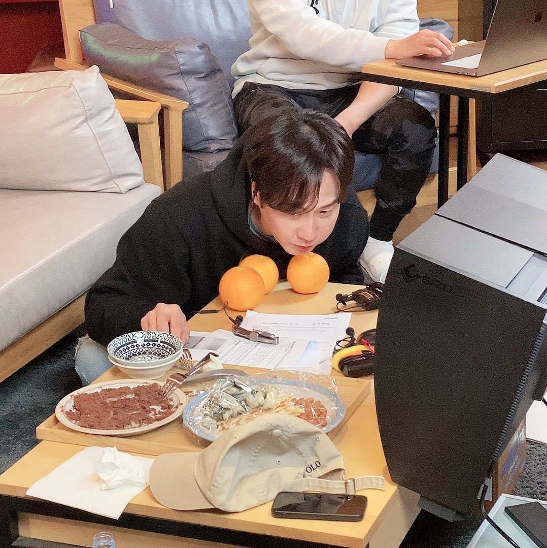 ANDY__official's tweet photo. 🍊앤디와 스페셜 게스트 에릭이 함께 한 뎅뎅클럽🍊

#신화는_23년째_꺾이지않아
#SHINHWA_23rd

#앤디 #ANDY #에릭 #ERIC #김동완 #KIMDONGWAN #신화 #SHINHWA https://t.co/lf0KSgXHMV https://t.co/tBdI6VrdbX