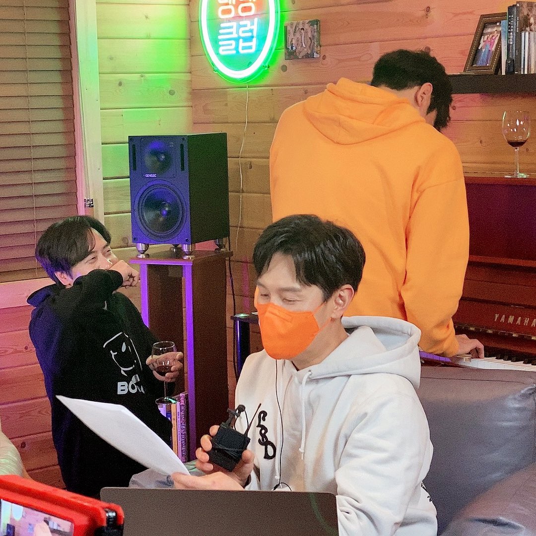 ANDY__official's tweet photo. 🍊앤디와 스페셜 게스트 에릭이 함께 한 뎅뎅클럽🍊

#신화는_23년째_꺾이지않아
#SHINHWA_23rd

#앤디 #ANDY #에릭 #ERIC #김동완 #KIMDONGWAN #신화 #SHINHWA https://t.co/lf0KSgXHMV https://t.co/tBdI6VrdbX
