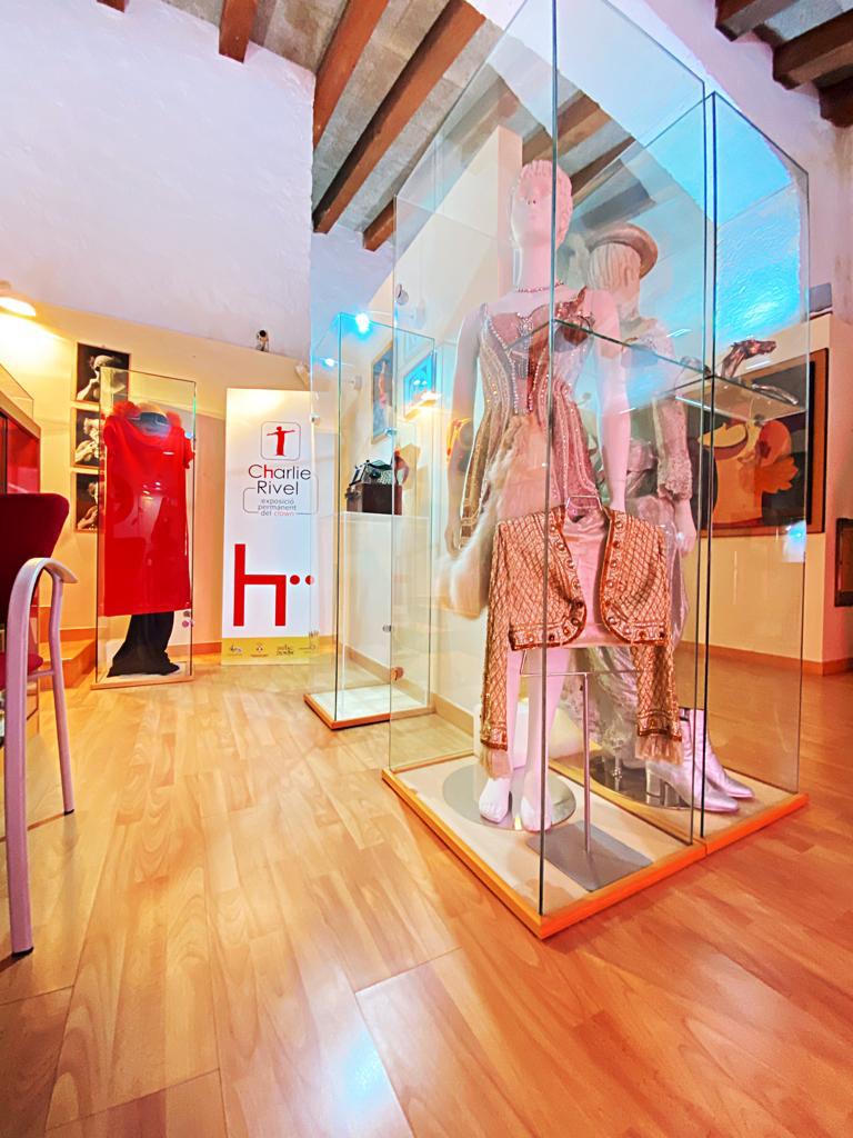 patcubelles's tweet photo. Sabies que en l’Exposició Permanent del pallaso Charlie Rivel...  

podem veure els vestits que utilitzava Paulina Schumann a les seves actuacions ❓  

#patrimonicubelles #turismecubelles #visitacubelles #cubelles #charlierivel

@CubellesTurisme @ajcubelles https://t.co/oyuF69cm5p
