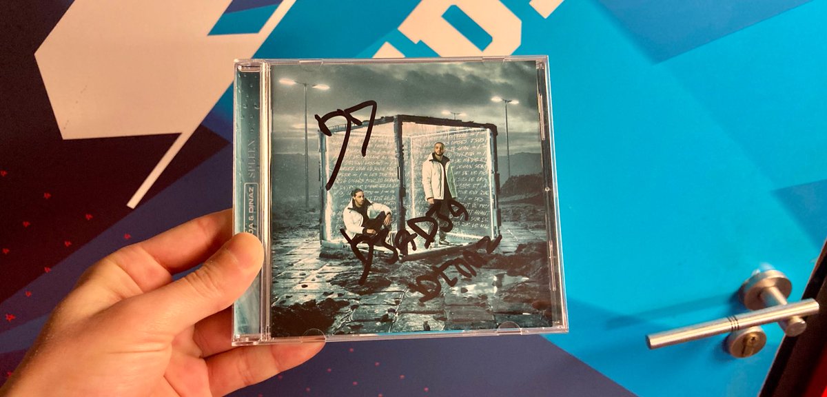 mehdiradio's tweet photo. 🎁#concours 

RT/FOLLOW et tweet avec le #skyrockdedicace pour gagner le 📀 dédicacé de @DjadjaDinaz 

Tirage o sort 16h !!!! 

1 gagnant 🏆
bonne chance à tous 😜 https://t.co/VhJJopBb3D