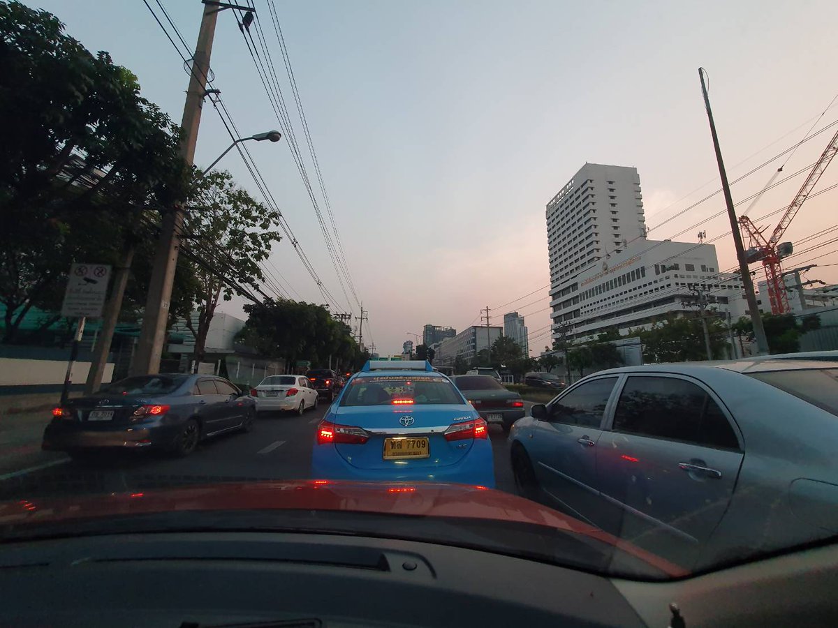 PassakornSp's tweet photo. ตรงข้ามศาลอาญารัชดา มุ่งหน้าเเยกรัชดา-ลาดพร้าว รถติดสาหัส นิ่งมา 20 นาทีเเล้วไปไหนไม่ได้ @js100radio @fm91trafficpro @Traffic_1197 @PolTrafReport @traffic_Link2 @traffic_Link1 https://t.co/TKSoz9EtW9