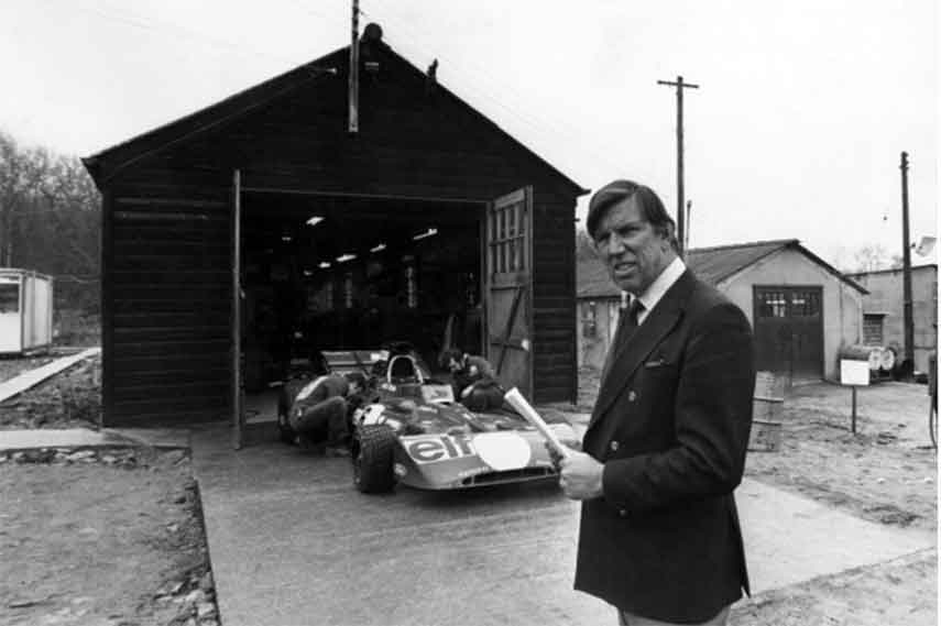 NetoDemetriou's tweet photo. Ken Tyrrell, com o Tyrrell 002 Ford Cosworth V8 ao fundo, em 1971. #F1 https://t.co/NfMeHgbgVg