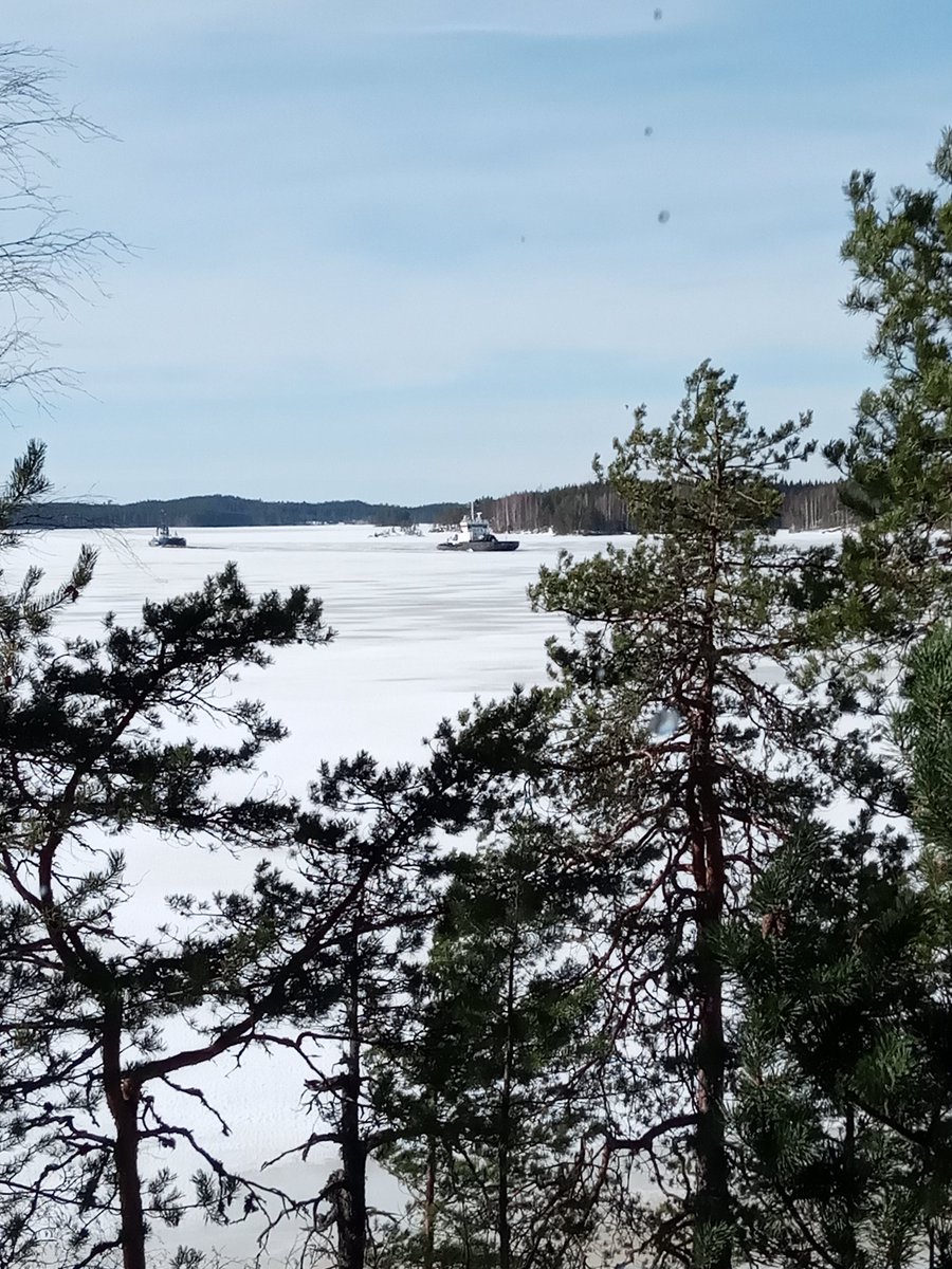SinoYuFI's tweet photo. Kevään merkki #Saimaa'lla. Jäänmurtajat #Protector ja #Calypso avaamassa reittiä. #Savonlinna #Savonranta #Pyyvesi https://t.co/rhRrfVBZn0