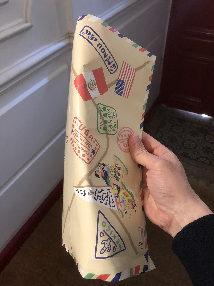 sebbago's tweet photo. @lisalaposte vous trouvez ça normal comme distribution de courrier? A l’intérieur un album pour enfant. Et c’est comme ça tout le temps !! #laposte #lamentable #servicepublic https://t.co/OuOFu20rz4