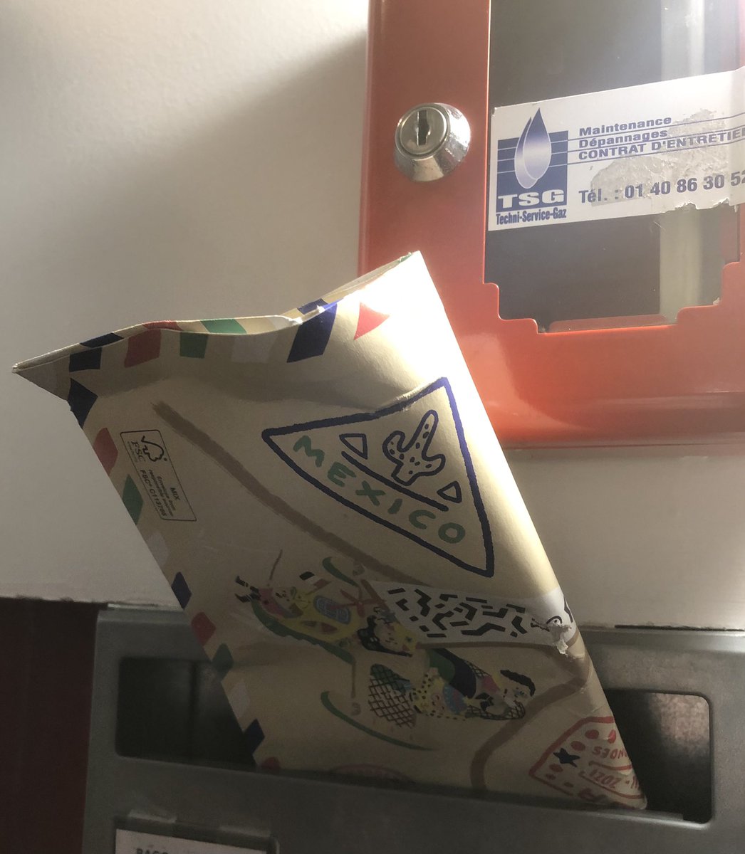 sebbago's tweet photo. @lisalaposte vous trouvez ça normal comme distribution de courrier? A l’intérieur un album pour enfant. Et c’est comme ça tout le temps !! #laposte #lamentable #servicepublic https://t.co/OuOFu20rz4