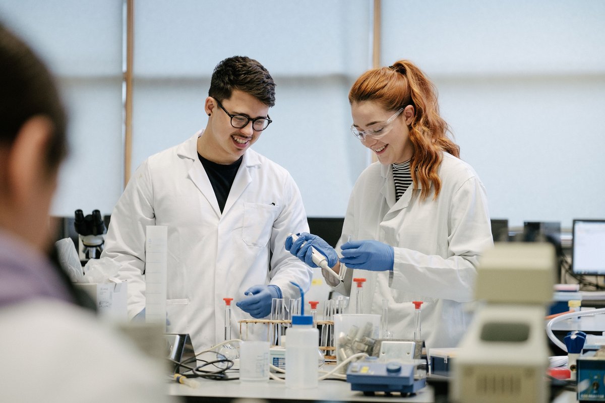 TeamDCU's tweet photo. Discover Your Future in Chemistry👩‍🔬👨‍🔬

Calling all Chemistry lovers to discover the world of opportunities available to you at @DCU! 

Register and join us at 5pm on 25th Mar for a discussion with Academic staff, Current students and @DCUAlumni 

See: https://t.co/QqsGpxUxCl https://t.co/lAfYOYZ8jh