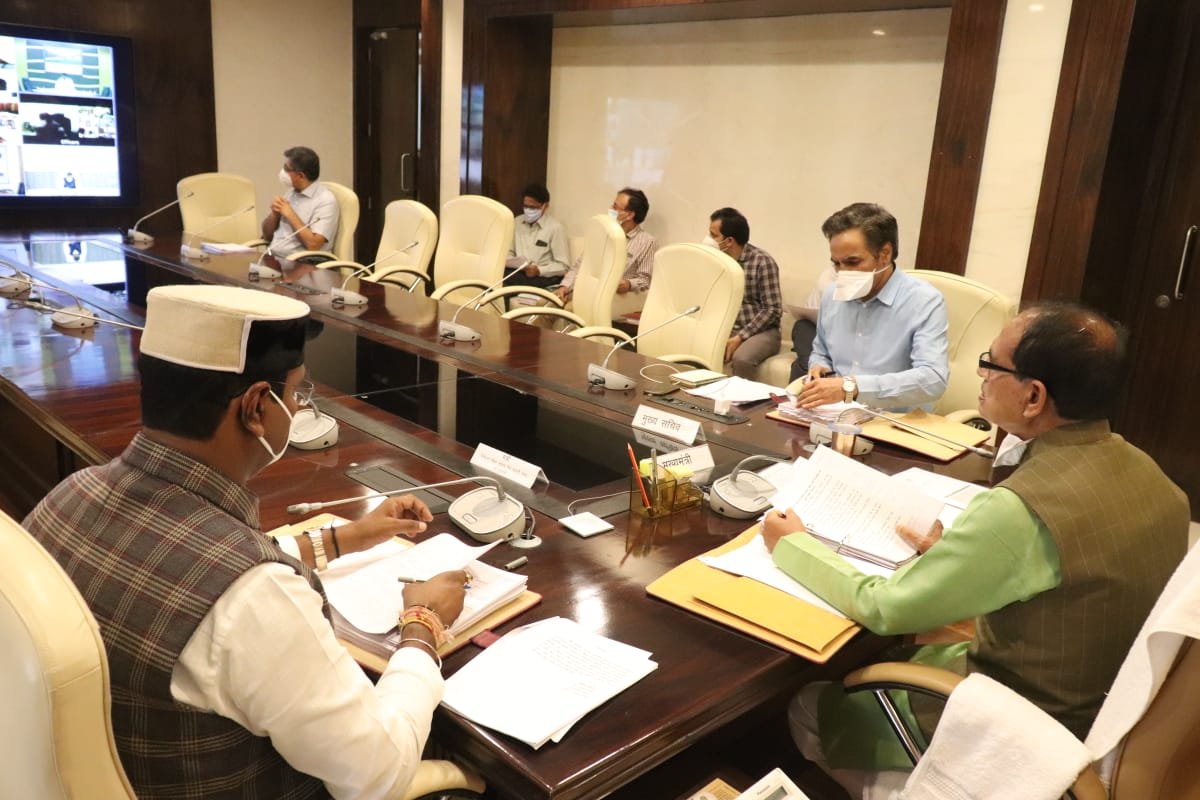 OfficeofSSC's tweet photo. मुख्यमंत्री श्री @ChouhanShivraj मंत्रालय में वीडियो कॉन्फ्रेंसिंग द्वारा मंत्रिमंडल के सदस्यों के साथ कैबिनेट की बैठक में भाग ले रहे हैं। https://t.co/o7DKphuuNQ