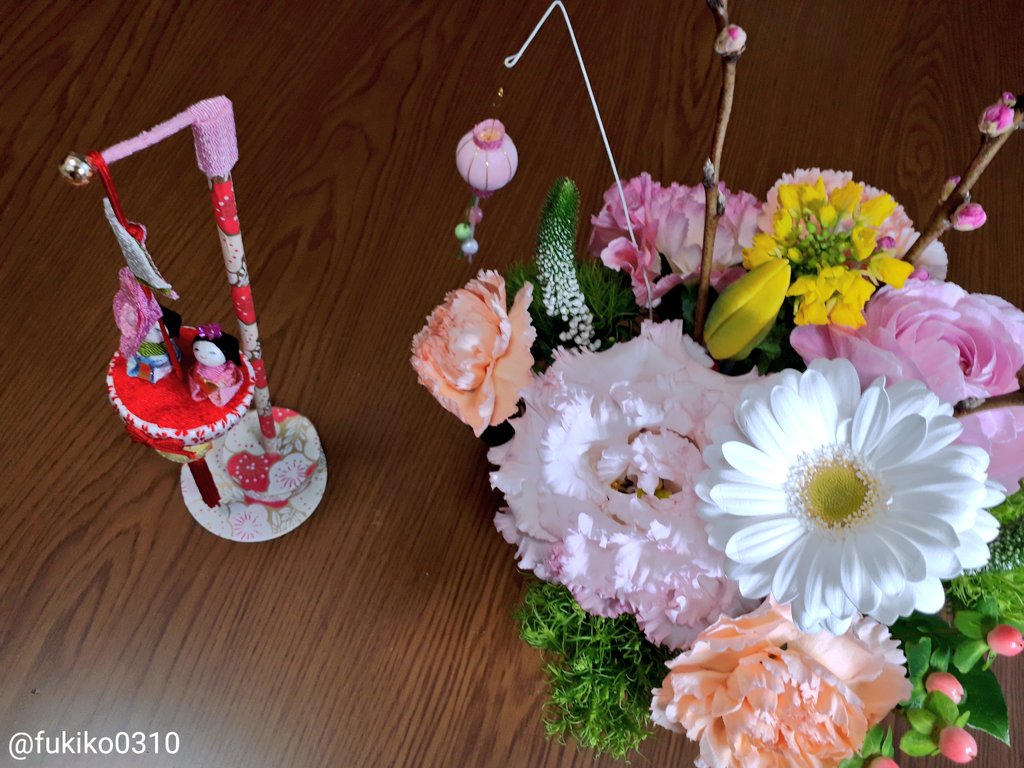 Fukiko0310's tweet photo. ３月もあと１週間で終わりですね。

新年度をよりすっきりした家で迎えられる様に、家具やものを見直しながら過ごした１ヶ月でした。

ときどきはイベントを楽しんだりも。ひな祭りケーキや、ホワイトデーのお返しチョコににっこり😊

紅茶やコーヒーを毎日淹れてくれる夫にありがとう❤️

#旦那大好き https://t.co/dtppk3Zm13