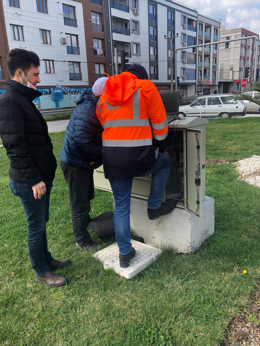 #Yunusemre ilçemize bağlı Muradiye Mahallesi'nde istasyon kavşağında belirli saatlerde yaşanan trafik yoğunluğunun düzenlenmesi için Ulaşım Dairesi Başkanlığımız bölgede incelemelerde bulundu.

Detaylar: manisa.bel.tr/Haberler/31135…