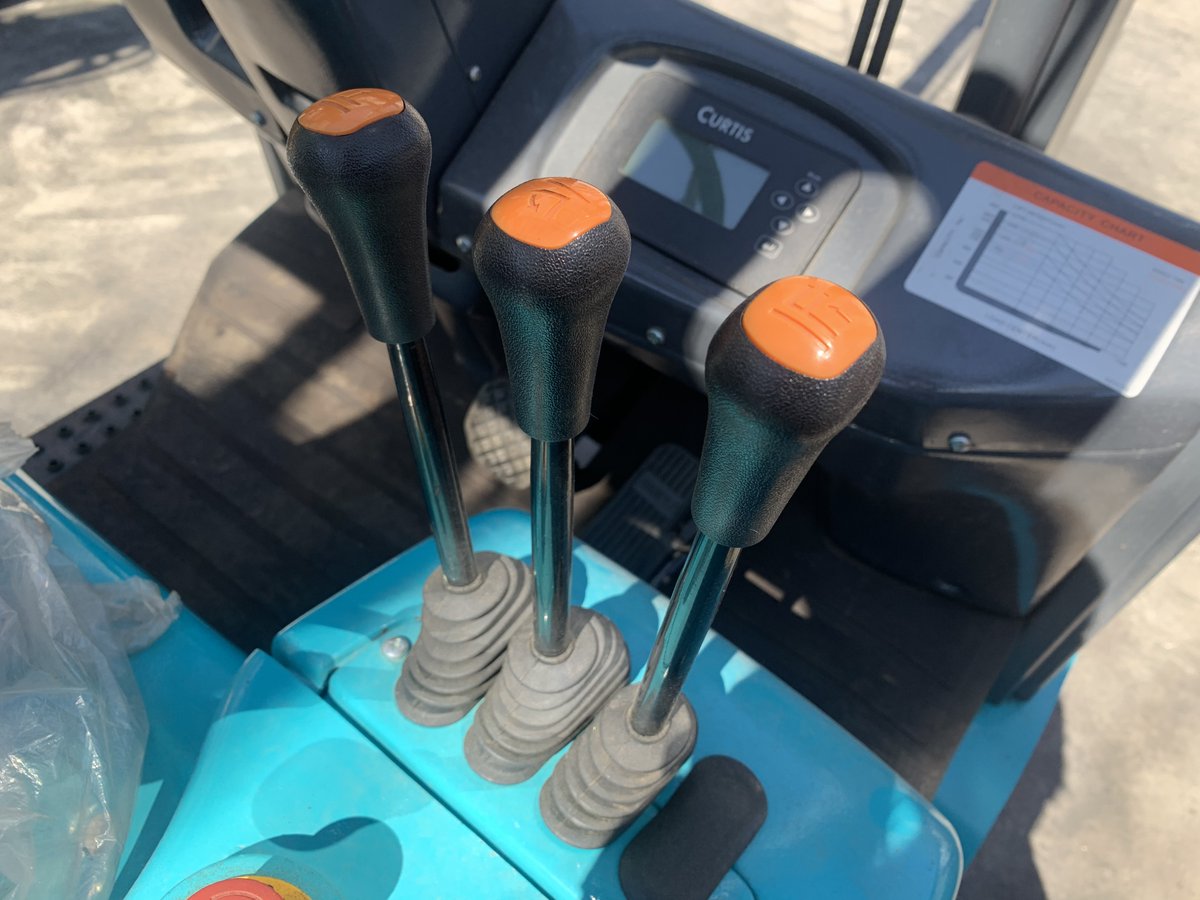 juvinaria's tweet photo. Detalles de la carretilla elevadora eléctrica de 3 ruedas modelo 16. 😉 ¡Tenemos la MEJOR OFERTA para su compra en España! Adquiere una de estas máquinas y recibe el rendimiento óptimo que tu empresa se merece. 👍

#carretillaselevadoras #carretillas #carretillaseléctricas https://t.co/lsAng7xgrS