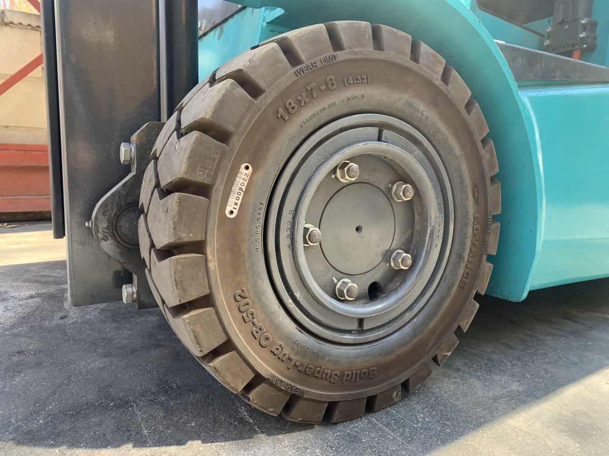 juvinaria's tweet photo. Detalles de la carretilla elevadora eléctrica de 3 ruedas modelo 16. 😉 ¡Tenemos la MEJOR OFERTA para su compra en España! Adquiere una de estas máquinas y recibe el rendimiento óptimo que tu empresa se merece. 👍

#carretillaselevadoras #carretillas #carretillaseléctricas https://t.co/lsAng7xgrS