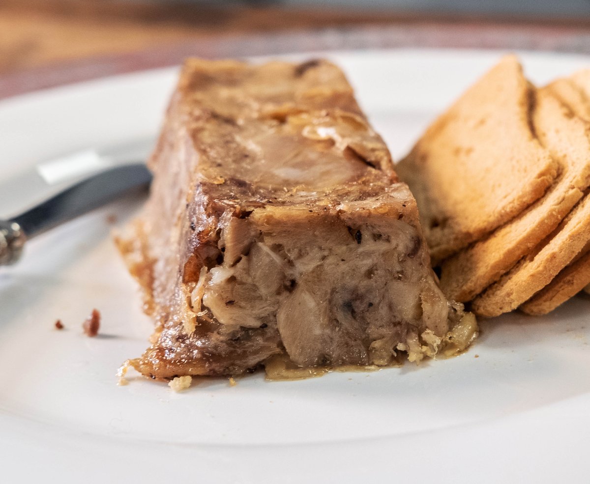 Nuestro lingote de chivo de lechal deshuesado al horno es un plato que ofrece múltiples posibilidades... hoy os lo presentamos para untar en unos panecillos. Un entrante perfecto que sorprenderá a todos. ¿Te animas?
chivodecanillas.com
#ChivodeCanillas #cabritolechal #gormet