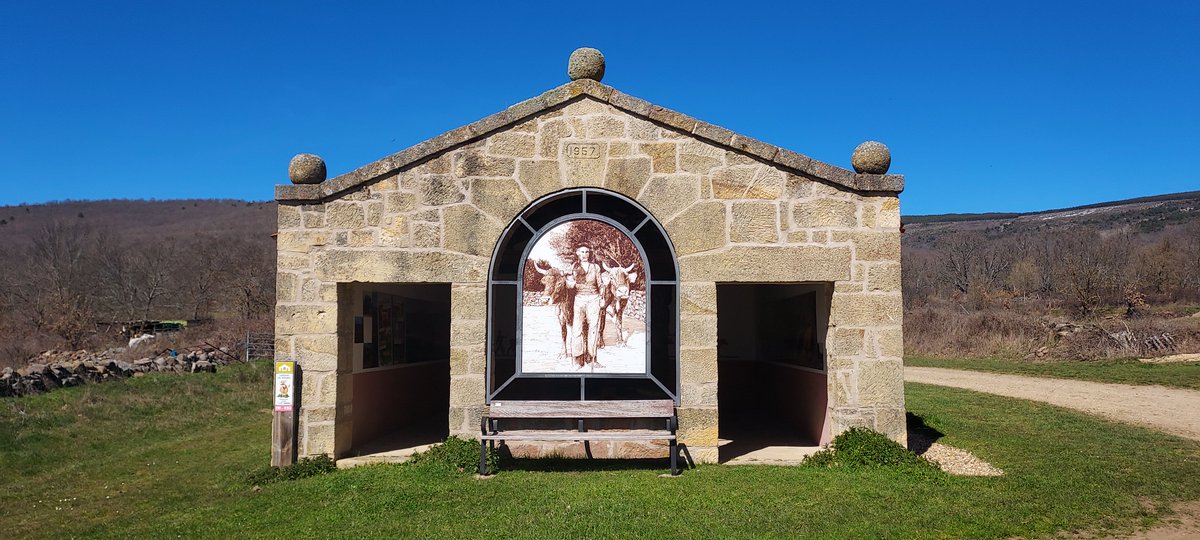 ayunvaldetera's tweet photo. Lavadero del Arrabal de Valdeavellano de Tera
Actualmente, los interiores de estos los lavaderos cumplen una función didáctica para los turistas que los visitan, cada uno ofrece una temática diferente. El lavadero del Arrabal recoge los paisajes usos y costumbres de la región. https://t.co/bp8iyQzzud
