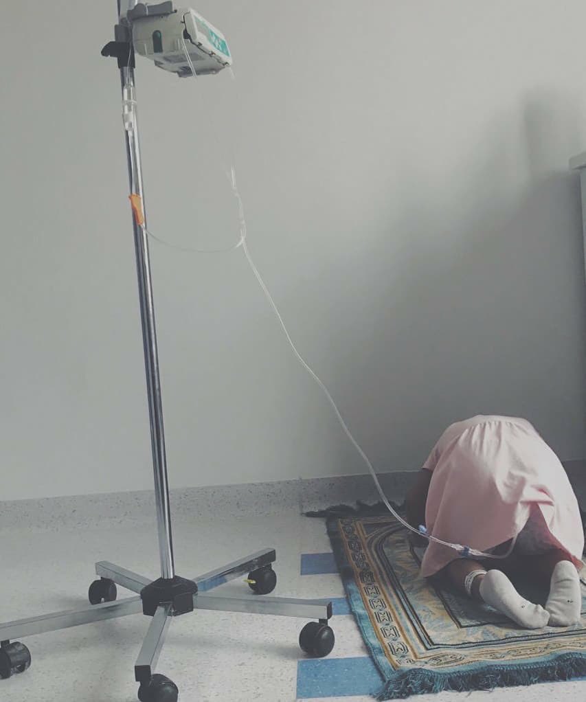 recehtapisayng's tweet photo. Si kecil yang tak mau meninggalkan sholatnya walau dalam keadaan sakit, orang tuanya hebat sekali bisa mendidiknya seperti ini 🙏🏽 https://t.co/8SAfxDSV4S
