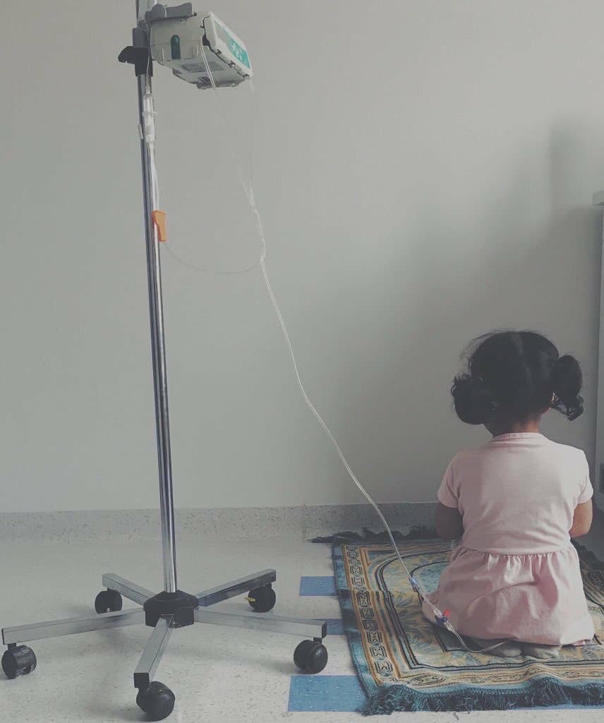 recehtapisayng's tweet photo. Si kecil yang tak mau meninggalkan sholatnya walau dalam keadaan sakit, orang tuanya hebat sekali bisa mendidiknya seperti ini 🙏🏽 https://t.co/8SAfxDSV4S