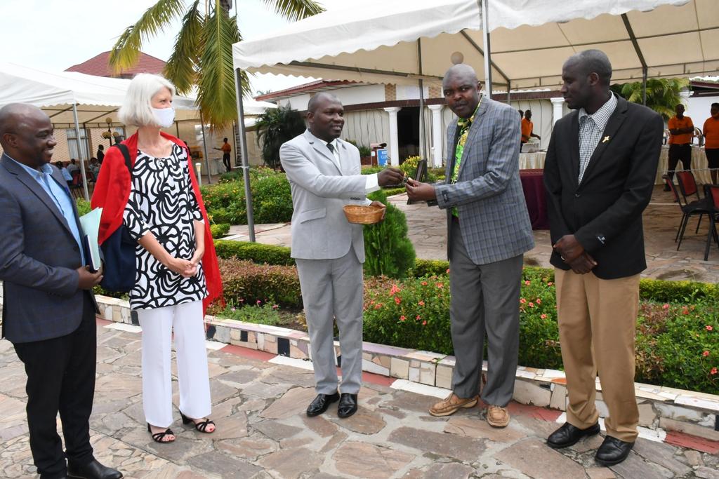 msp_burundi's tweet photo. Médecins Sans Vacances a remis au #MSPLS 2 véhicules destinés au Centre de Soins Mentaux de Gitega &amp; Centre Neuropsychiatrique de 
Ngozi . C'est l 'Assistant du #MSPLS, @OnesphoreDr qui a procédé à la réception de ce don offert par cette organisation  pour les deux structures. https://t.co/XRqG0Njz8j