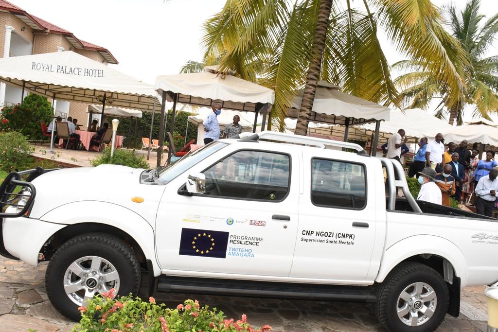 msp_burundi's tweet photo. Médecins Sans Vacances a remis au #MSPLS 2 véhicules destinés au Centre de Soins Mentaux de Gitega &amp; Centre Neuropsychiatrique de 
Ngozi . C'est l 'Assistant du #MSPLS, @OnesphoreDr qui a procédé à la réception de ce don offert par cette organisation  pour les deux structures. https://t.co/XRqG0Njz8j