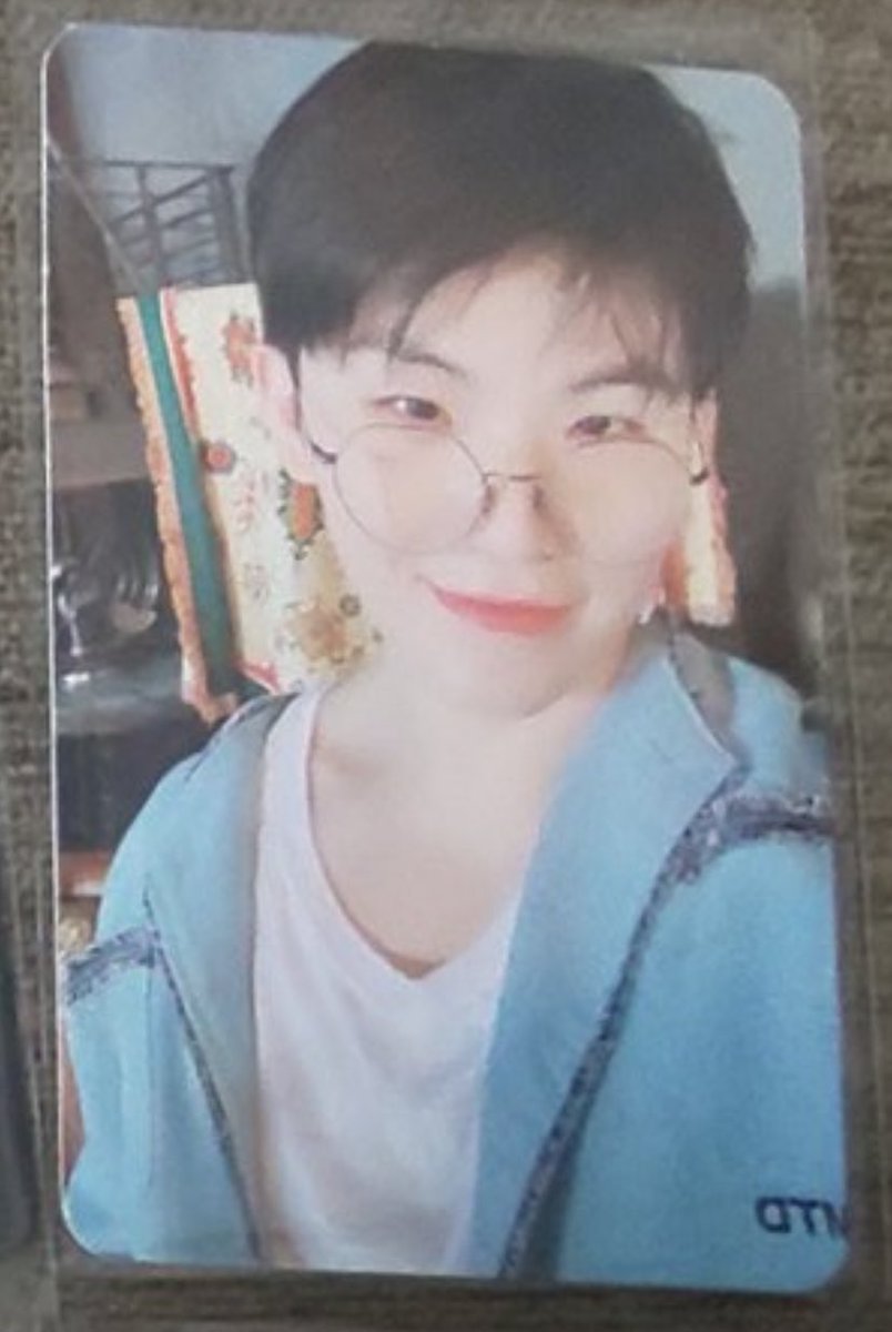 pocketwz's tweet photo. going magazine photocards! ^_^ https://t.co/oCQsAmiNAE