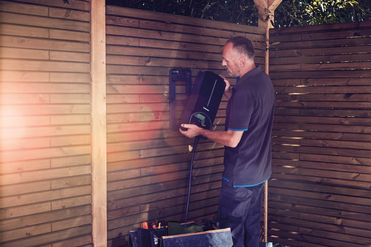 WebastoTurkey's tweet image. Şarj etmek her zamanki kadar saf! #Webasto Pure Şarj İstasyonunun ikinci versiyonu ile müşterilerimize #elektromobiliteye genişletilmiş bir garantinin yanı sıra yeni kullanıcı dostu özelliklerle güvenilir ve uzun süreli erişim sunuyoruz. charging.webasto.com/tr-tr/haberler…