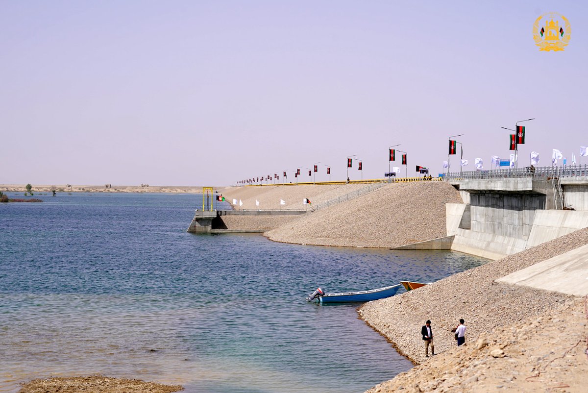 AmrullahSaleh2's tweet photo. Pre @ashrafghani glanced the oasis &amp; flocks of birds &amp; said "the gone &amp; migrated birds hv come back. I want the gone &amp; migrated humans of this land back too". Kamal Khan dam was inaugurated in Nimroz. I witnesed &amp; touched the making of histry. Economic security =national security https://t.co/vSPXJ8dndr