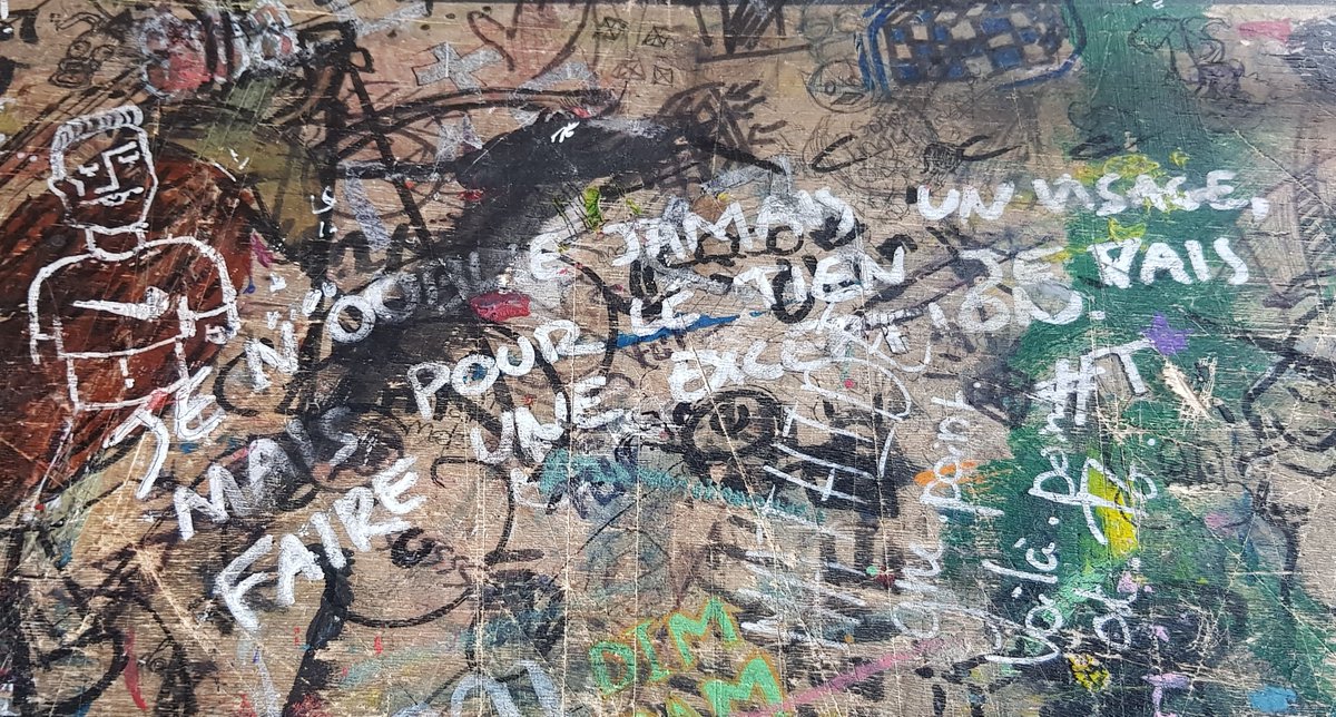 GuillouRachel's tweet photo. Quand les élèves sont aussi des artistes #créativité #poésie : les tables de cours s'animent #esaat #Roubaix @AcLille 
Des compétences qui s'affichent 
#archives #graffiti https://t.co/h4IlhWHKed