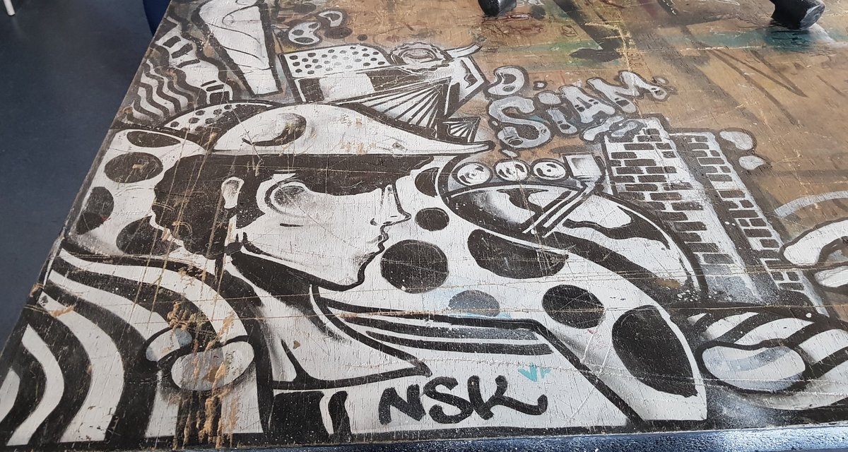 GuillouRachel's tweet photo. Quand les élèves sont aussi des artistes #créativité #poésie : les tables de cours s'animent #esaat #Roubaix @AcLille 
Des compétences qui s'affichent 
#archives #graffiti https://t.co/h4IlhWHKed