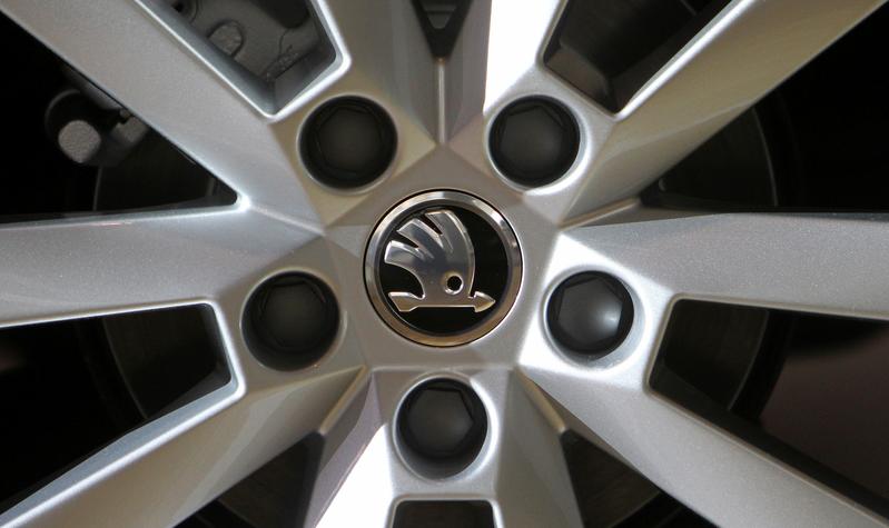 Reuters's tweet photo. VW's Skoda aims for 2021 rebound, plans electric car investments https://t.co/nsImJryAqO https://t.co/CPtKa0TZI8