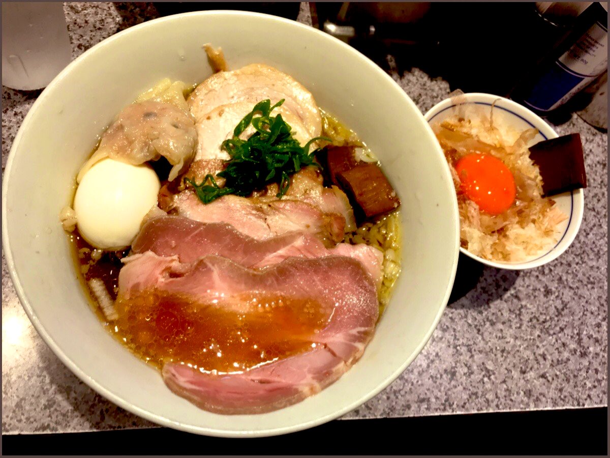 yoshitsune07's tweet photo. 手打中華蕎麦 亀庵@蒲田(宮郎)
3.10→3.24 第二章🎊
✔︎手打中華蕎麦 醤油(特製)+チャーシュー3枚+玉子かけごはん
年度末タスクでバタバタも終了告知まで諦めない😏
前回塩verからの醤油ver☝️
告知通りの鶏感👌スープ🤣旨っ���
なら全てが至高の存在感💯
作り手&amp;食べ手冥利に尽きる亀庵✨に大感謝🎉 https://t.co/99cIM0CLFy