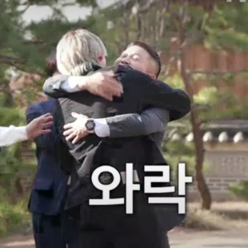 jinkookfolder's tweet photo. jungkook contacted jo seho before they filmed the quiz and even hugged him :(( he's such an angel 🥺 https://t.co/wGkiqRld0D
