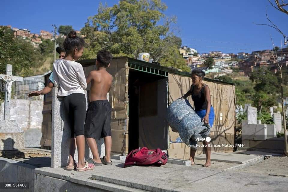 bartvalletta's tweet photo. VZLA ,PASAMOS LO ABSURDO PARA LLEGAR A LO INCREÍBLE, ya está mal vivir como en Cuba pero llegar a ir más allá d lo q es Cuba ES SER VILES,Esta vaina c la llevó el diablo q dantesco, gente viviendo en ranchos construidos sobre las tumbas en el Cementerio General del Sur en Caracas https://t.co/RGj0AXrjOv