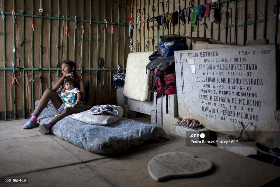 bartvalletta's tweet photo. VZLA ,PASAMOS LO ABSURDO PARA LLEGAR A LO INCREÍBLE, ya está mal vivir como en Cuba pero llegar a ir más allá d lo q es Cuba ES SER VILES,Esta vaina c la llevó el diablo q dantesco, gente viviendo en ranchos construidos sobre las tumbas en el Cementerio General del Sur en Caracas https://t.co/RGj0AXrjOv