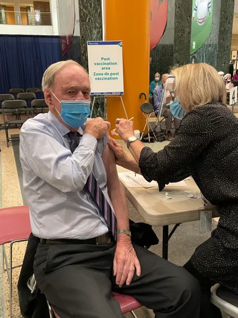We had another Primer Minister come by City Hall yesterday to get their COVID-19 Vaccine. 

Thank you to PM Chrétien for allowing us to share this moment. 

I feel like there is something very Canadian about our leaders lining up with everyone else to get their COVID-19 Vaccine.