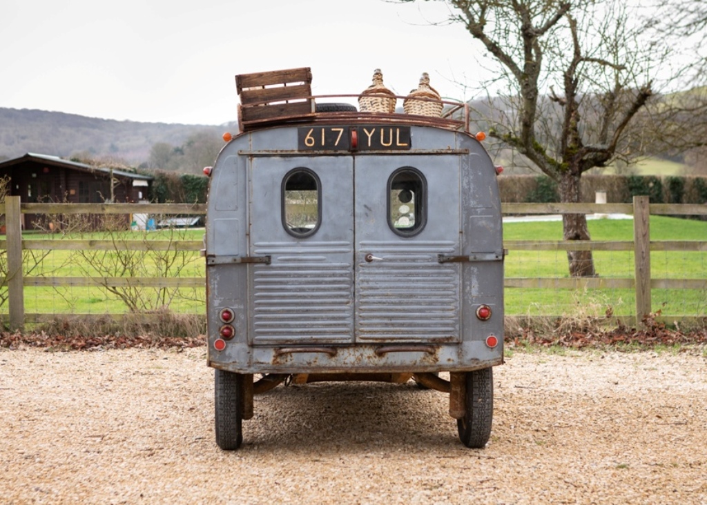 Historics's tweet photo. This charming and iconic 1956 Citroën 2CV Van is offered without reserve at our 17th April sale.
Full details on our website - https://t.co/8wXSXkjFu3

#citroen #citroen2cv #citroen2cvvan #2cv #2cvvan #vintagecitroen #classiccitroen  #citroën2cv #frenchclassiccar #frenchdesign https://t.co/YcuBs13Atz