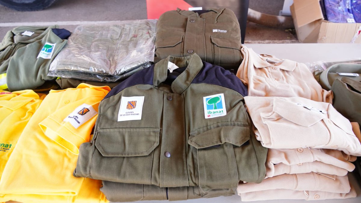 cmar_ib's tweet photo. 🤝 L’@ibanat_IB, el @ConselldeMca i l'@ajuntpalma   participen en una donació de material al @FonsMallorqui de Solidaritat i Cooperació, que es destinarà a Nicaragua, el Marroc i el Sàhara

📦L’IBANAT ha donat 241 caixes de roba d’uniforme

🔗Més info: https://t.co/Ze3yGVTpFq https://t.co/991OqjE9qc