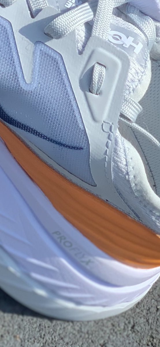 pietvoorkika's tweet photo. Mijn nieuwe hardloopschoenen: HOKA ONE ONE CARBON X SPE : Special Edition for a Special Run op 25-03-2021
#runsolo #45km #47km #specialedition #specialrun #hokaoneonecarbonx #hokaoneone #KiKa #runforkikamarathon #saffier #teamBerend https://t.co/DnhX5X8lMi