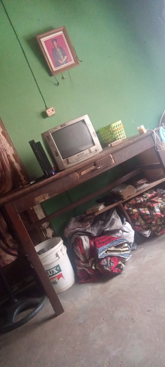 Caleb26966260's tweet photo. @TONTOLET #goldinsideme
The house m living in with my bro 
We owe a great debt of 1year and 3months .
Paying it off will be gratestest achievement this year ..momma will be proud tho she is not living with us ... https://t.co/v5UBJLDH1B