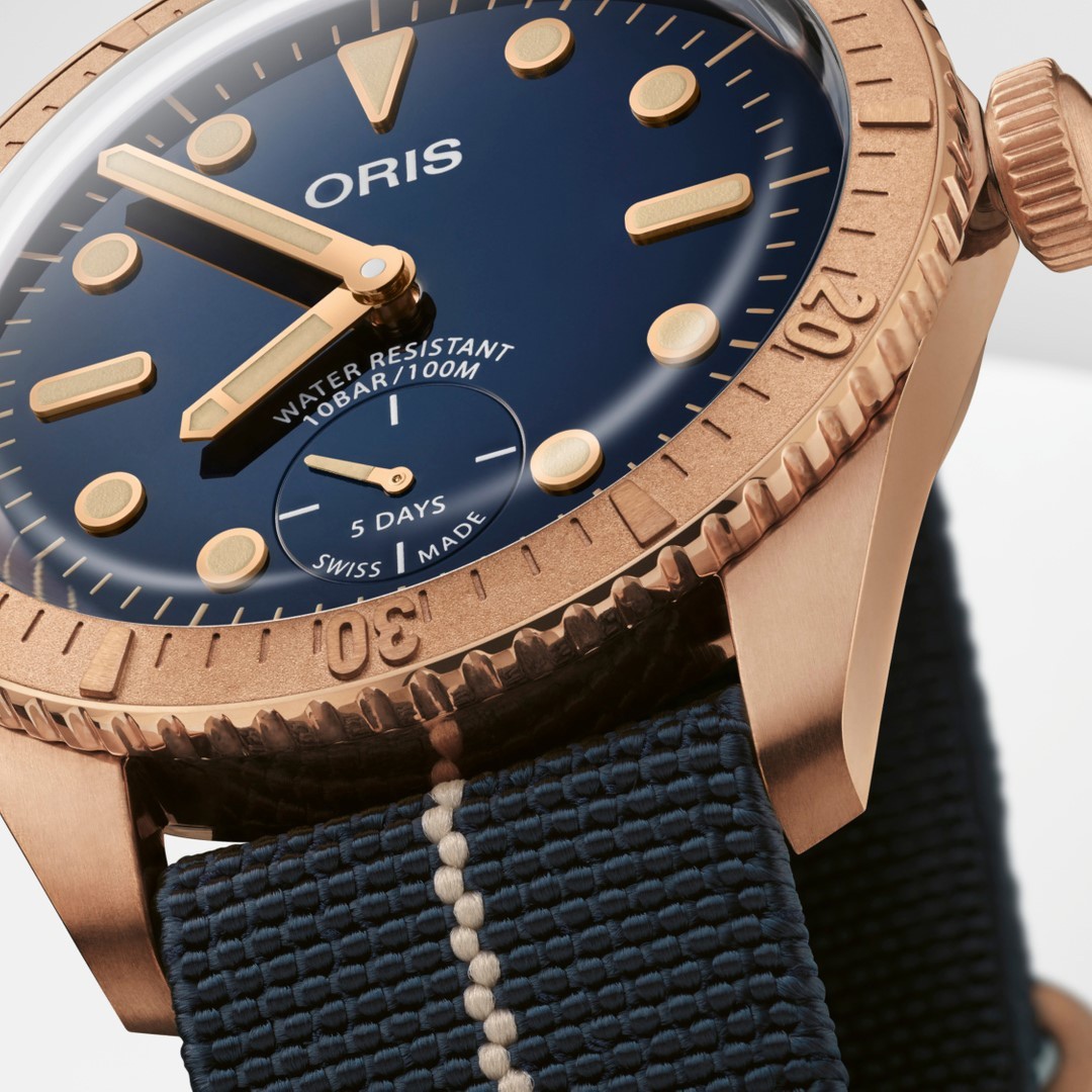 OrisRussia's tweet photo. 40-мм корпус новых часов #Oris #CarlBrashear LE изготовлен из бронзы, материала, выбранного не только в качестве символа водолазных шлемов, которые #КарлБрашир носил во время своей карьеры старшего подводника #ВМС США.

https://t.co/gwSdTexESl
#часы #механическиечасы #мужскиечасы https://t.co/pMrg8FKi5I