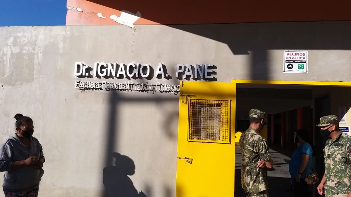 DGGED15's tweet photo. El día de hoy continuamos con la entrega de kits de alimentos en la Escuela Básica N° 121 y Colegio Dr. Ignacio A. Pane, teniendo en cuenta las medidas sanitarias @BrunettiJuanMa @DanielCartaman @fabianser @Ftima43239476 @Karenme26522774 @mcceresgonzlez1 @Supracielito https://t.co/YAFJAncV6i